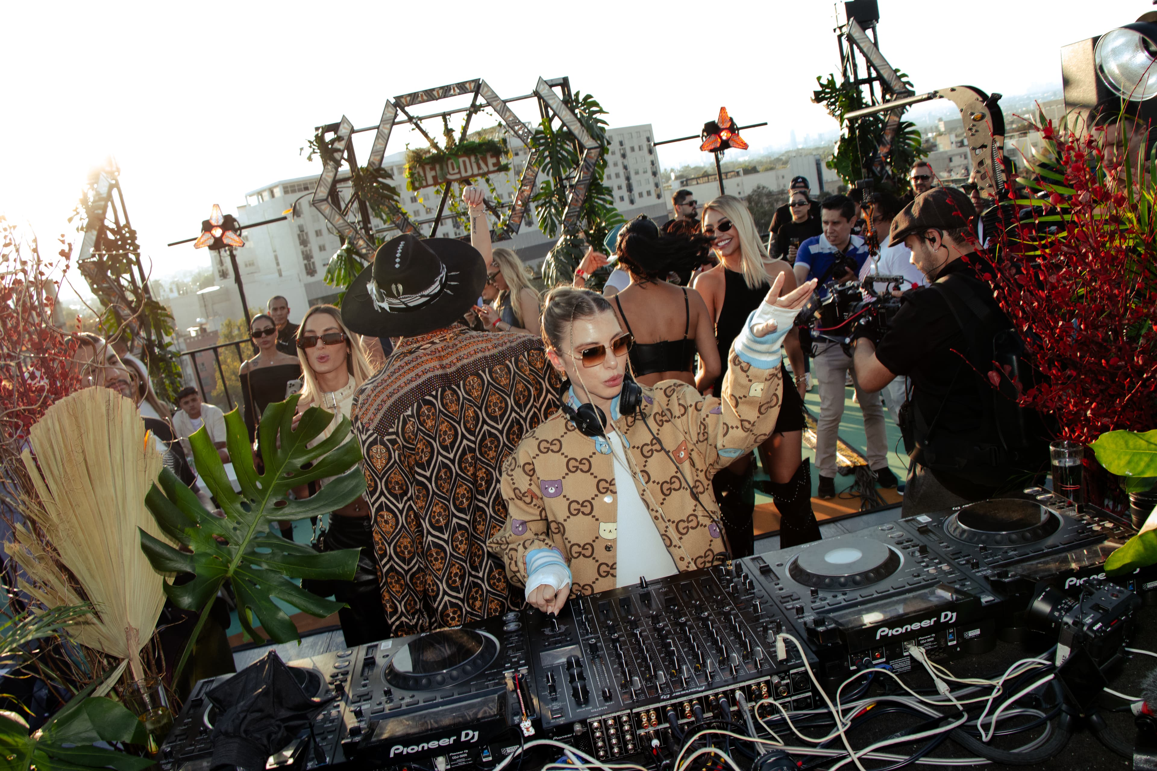 TatianaDJ en la cabina de DJ