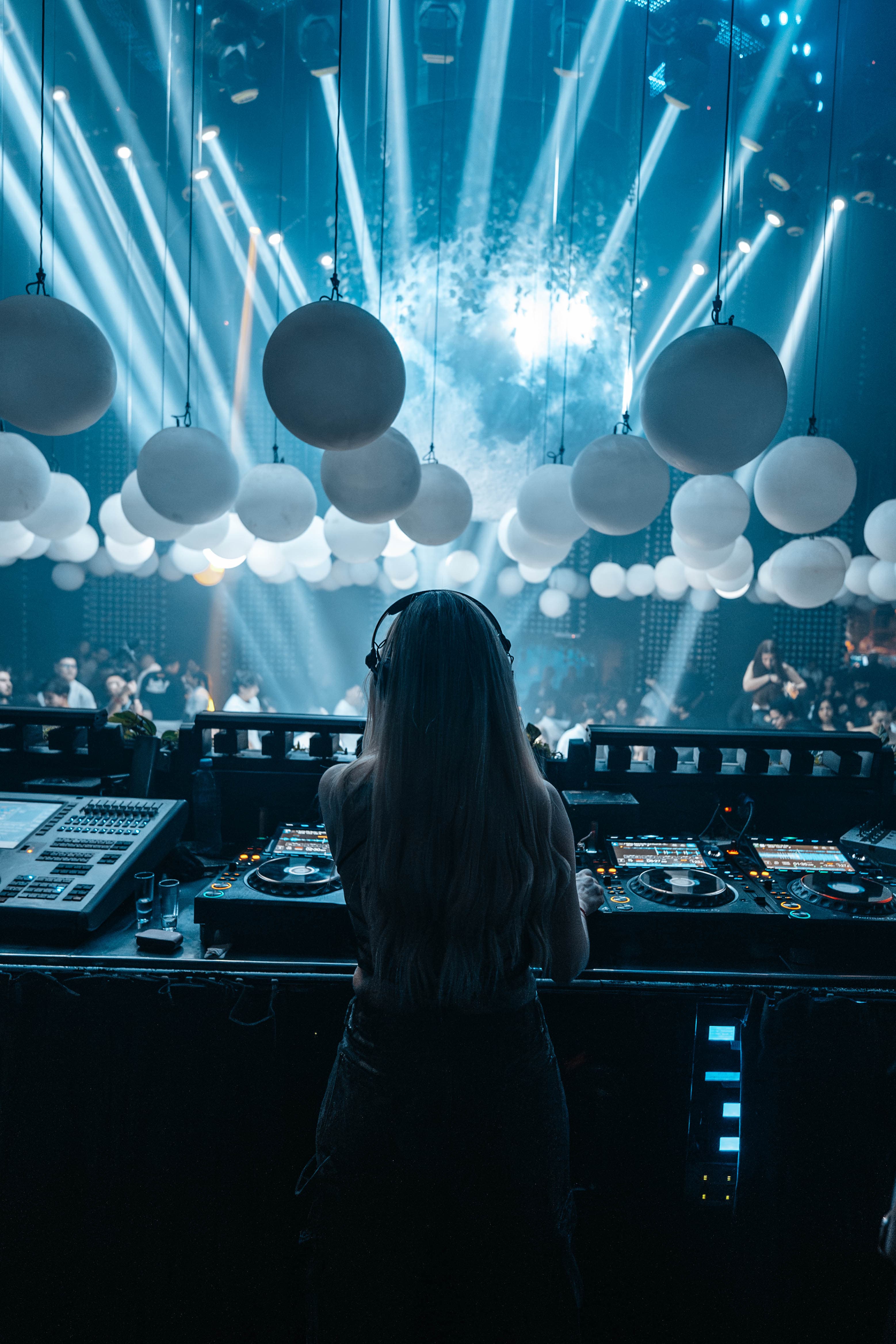 TatianaDJ en el escenario — sets de Afro House internacional
